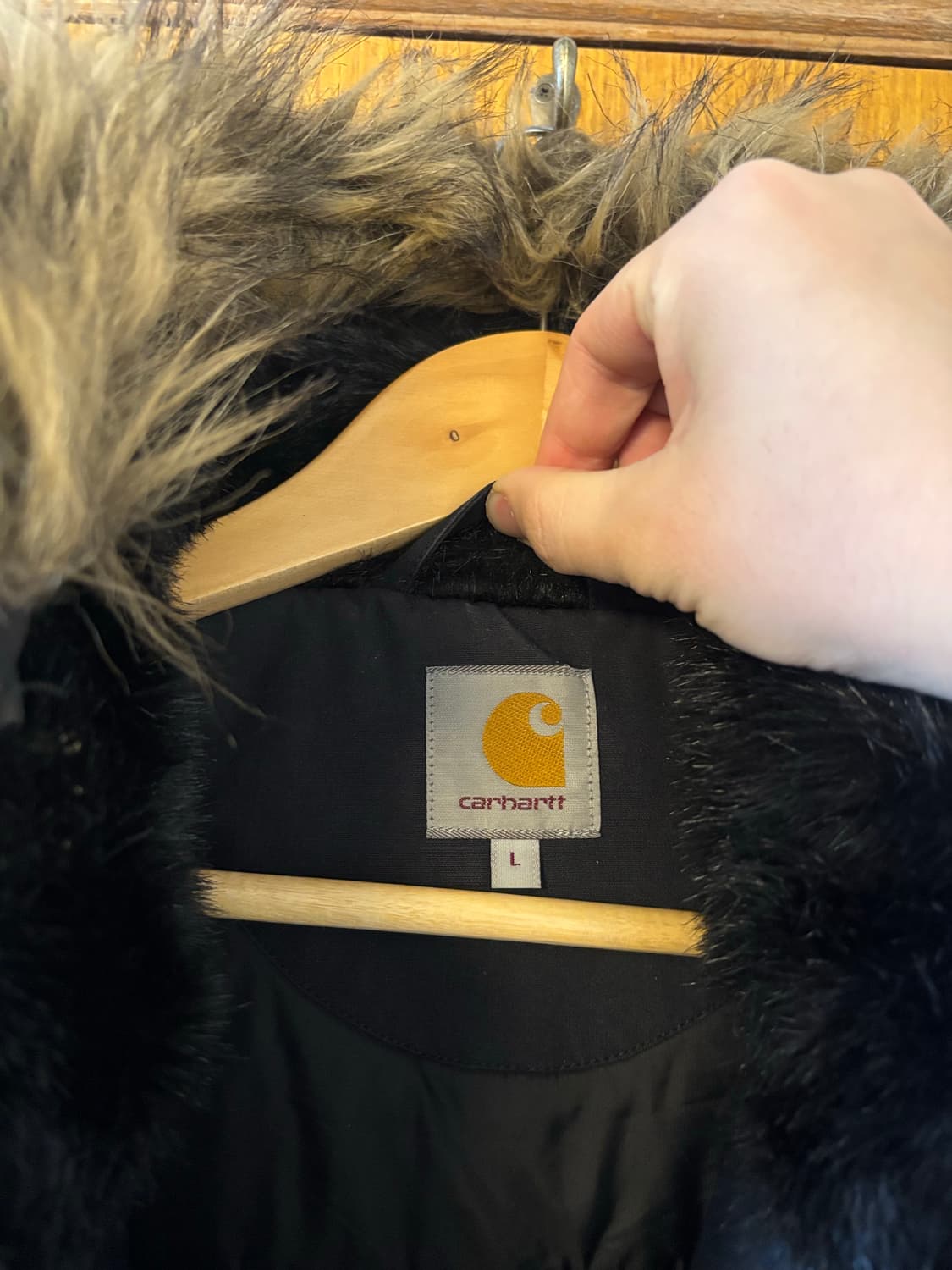 칼하트 블랙 후드 트래퍼 파카 상품이미지3