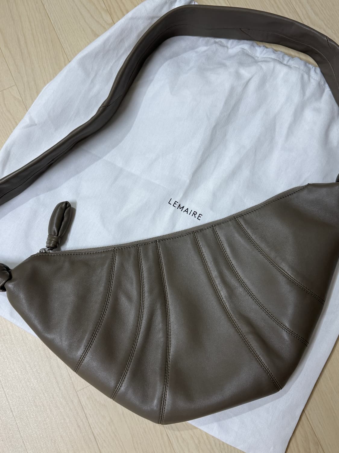 르메르 크루아상 미디움-다크올리브(램스킨) 상품이미지1