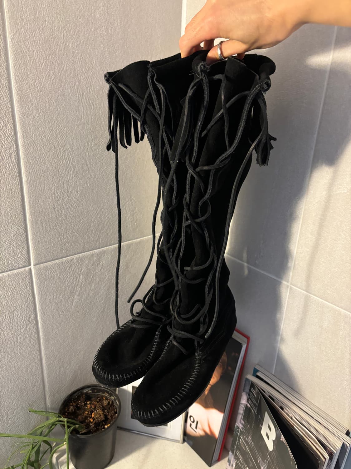 미네통카 레이스업 프린지 스웨이드 부츠 상품이미지2