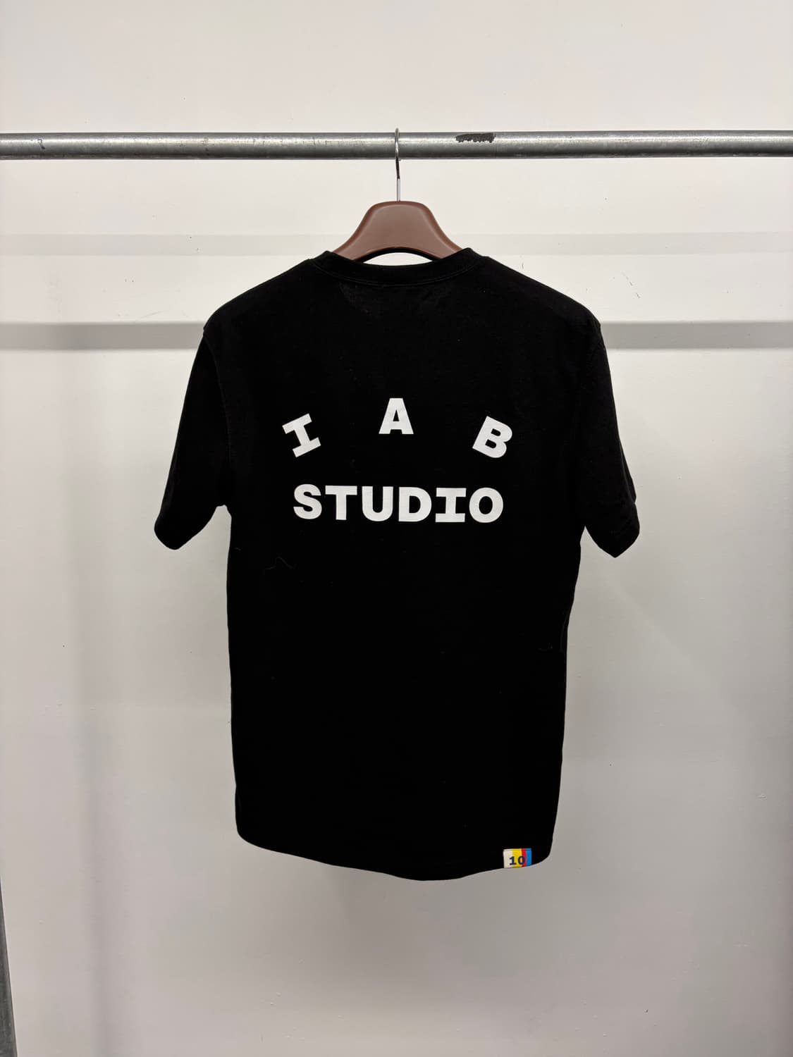 (M) 아이앱 스튜디오 IAB 10주년 티셔츠 반팔티 블랙 상품이미지2
