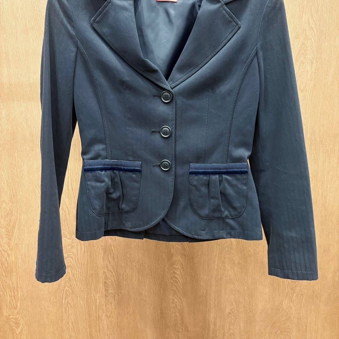 막스앤코 클래식 테일러드 카라 자켓 포켓 배색 허리 스트랩 디테일 네이비 상품이미지5