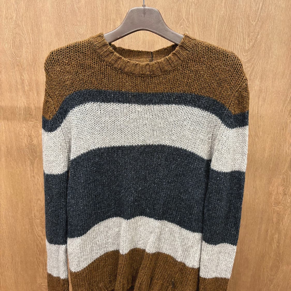 도나카란 뉴욕 라운드넥 스트라이프 니트 로고 메탈 장식 브라운 차콜 상품이미지4