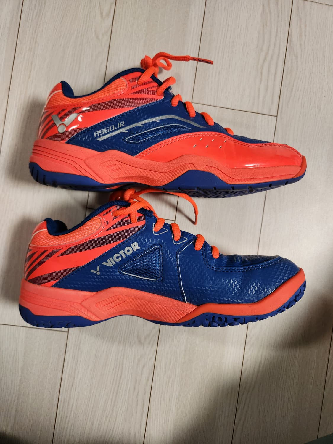 빅터 배드민턴화 사이즈230


여러 중고사이트에도 같이 판매하고 있어서 상품이미지7