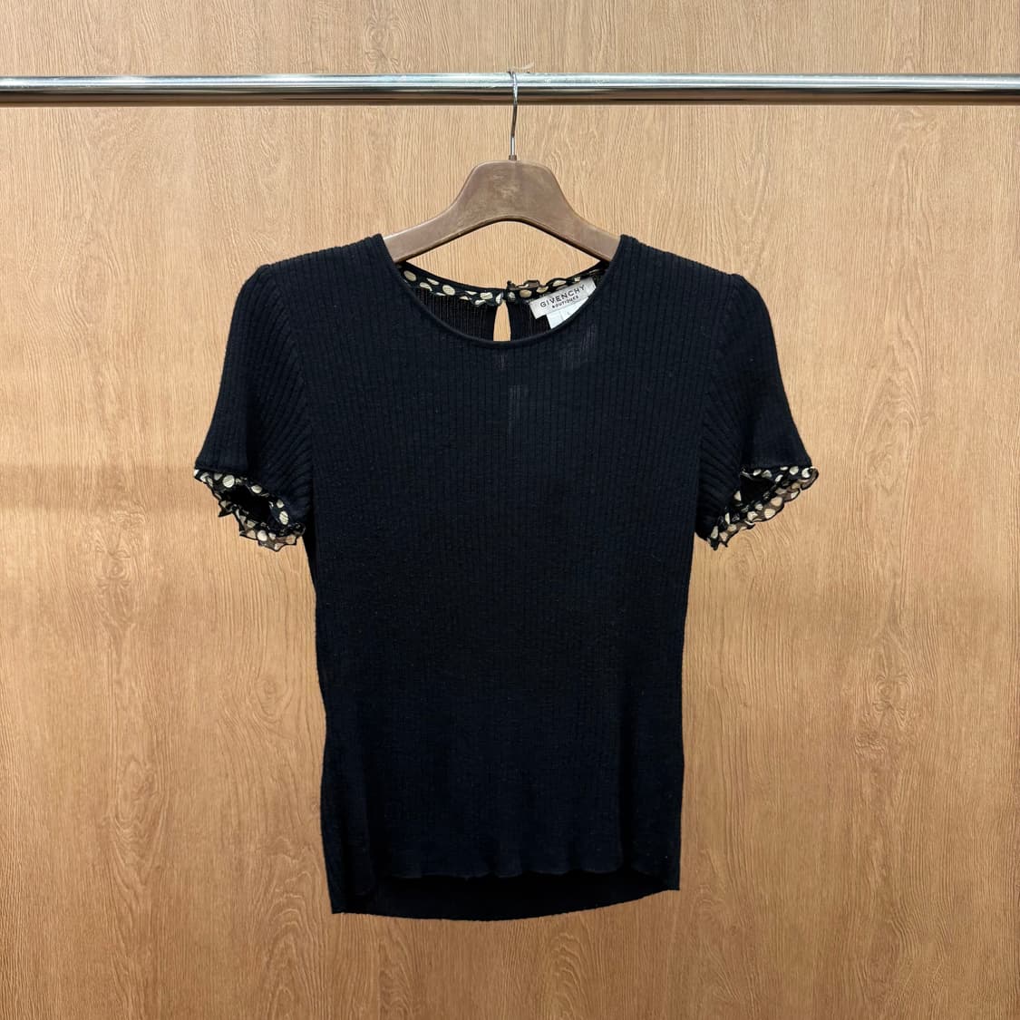 지방시 부티크 리브 니트 반팔 티셔츠 도트 쉬폰 프릴 디테일 블랙 상품이미지2