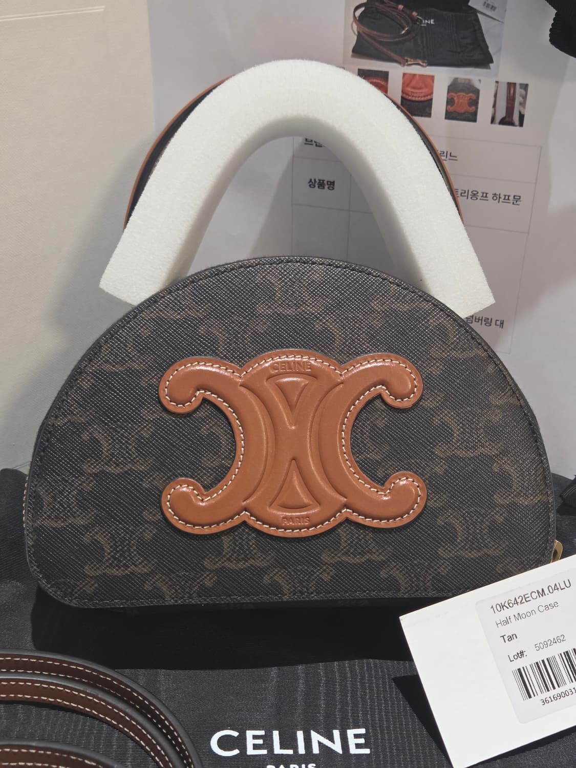 [새상품급] 셀린느 트리옹프 하프문 케이스 백 상품이미지2