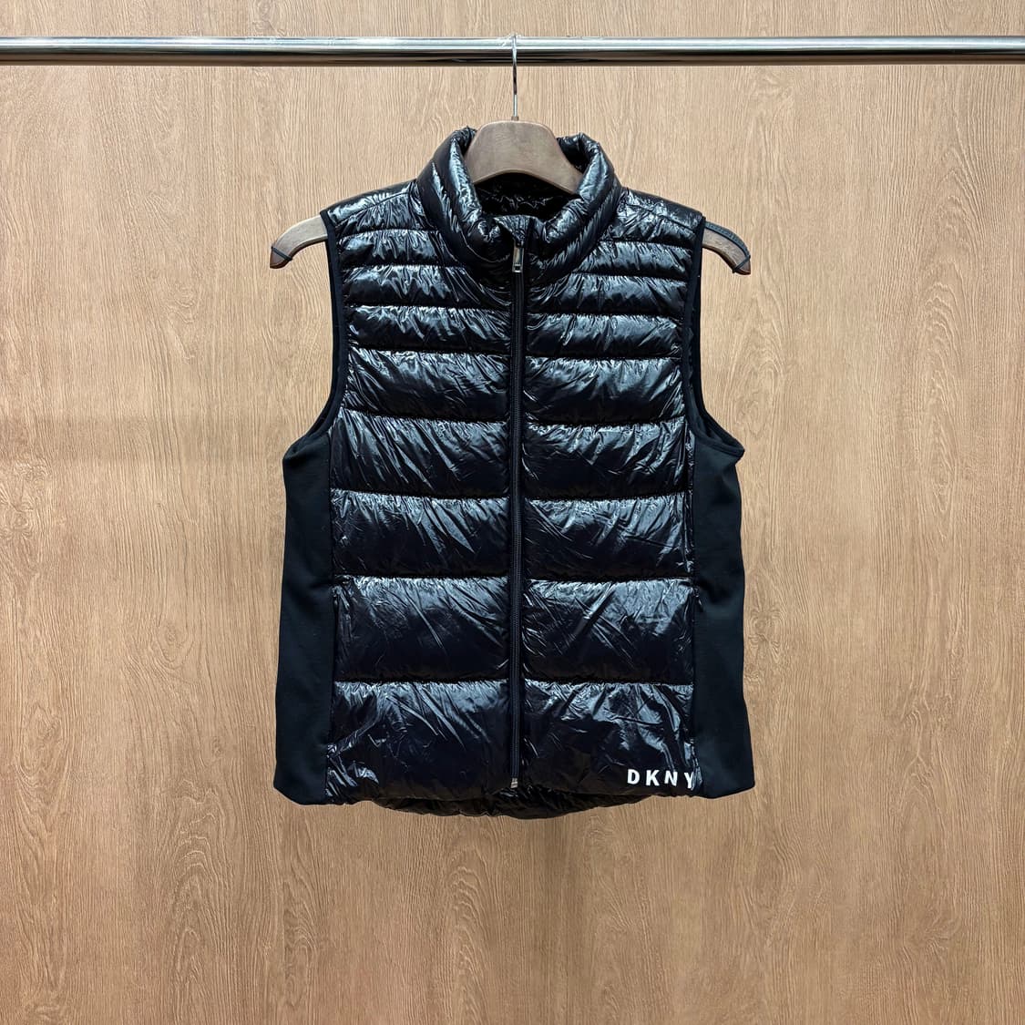 도나카란 뉴욕 하이넥 경량 패딩 베스트 하단 로고 프린트 디테일 블랙 상품이미지2