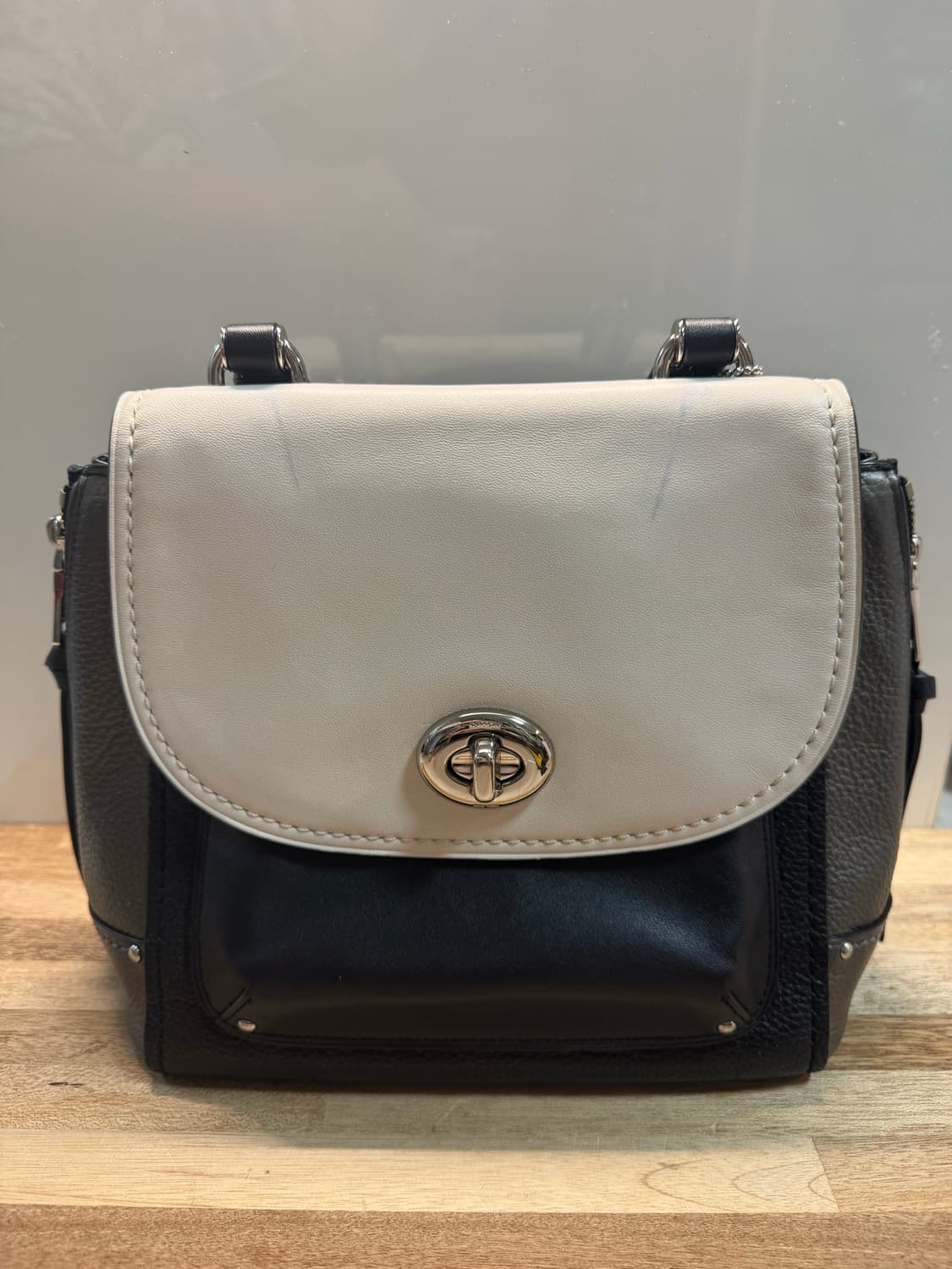 코치 블랙  화이트 가죽 3way 턴록 백팩 상품이미지2