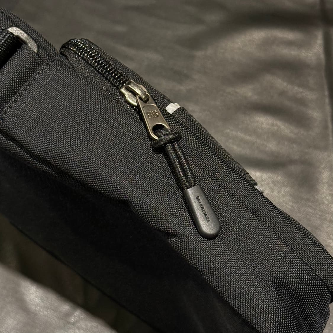 발렌시아가 로고 크로스 미니백 블랙 상품이미지5