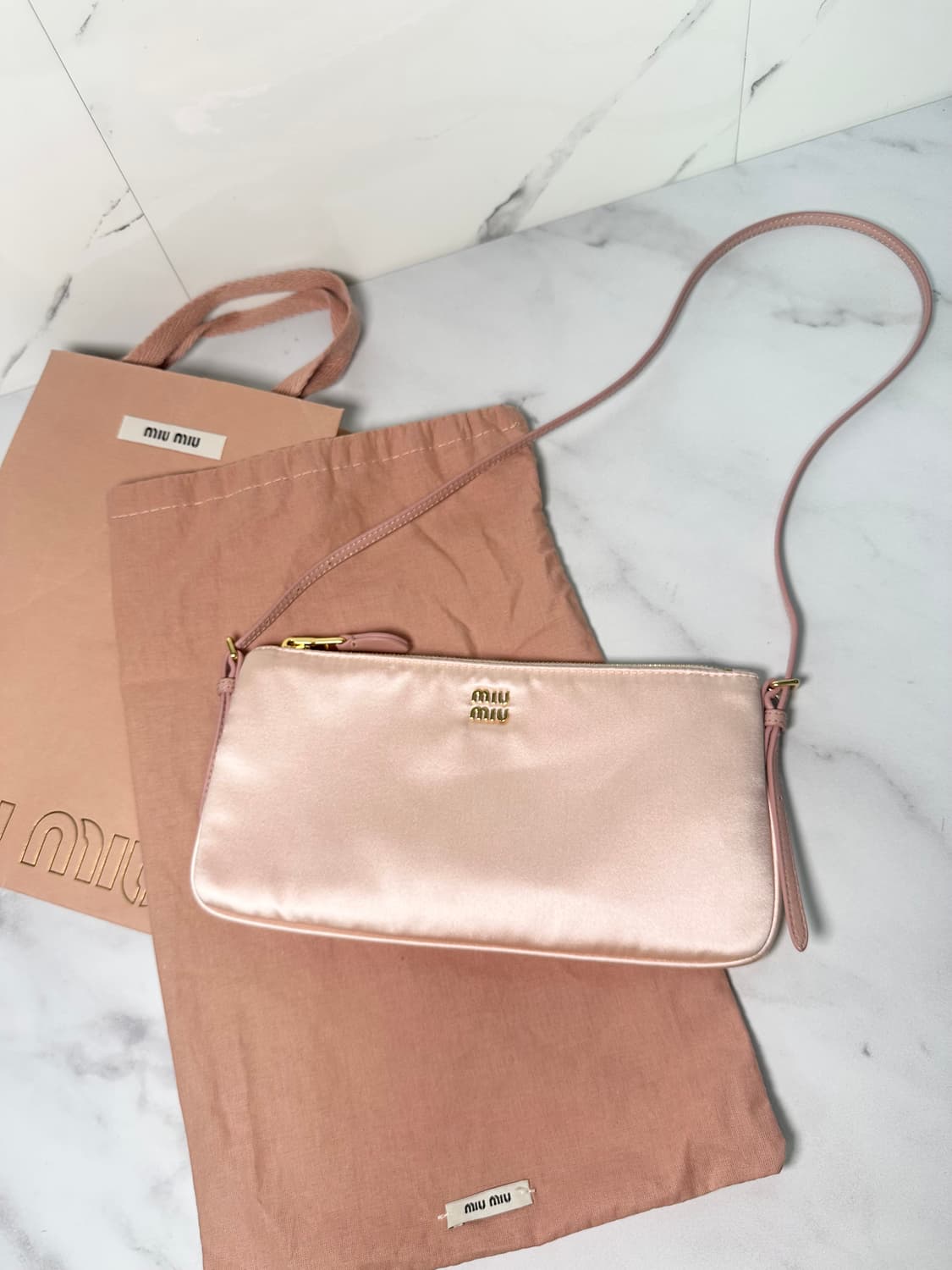 25년 신상[새상품급 정품] 미우미우 새틴 숄더백  상품이미지1