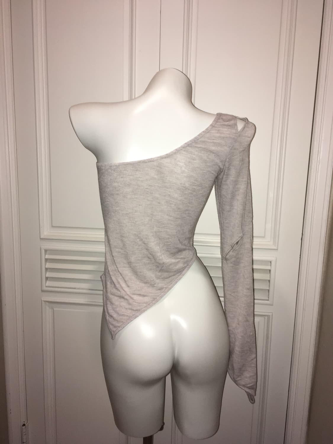 2000아카이브스 컷아웃 오프숄더 사선탑 그레이 상품이미지2