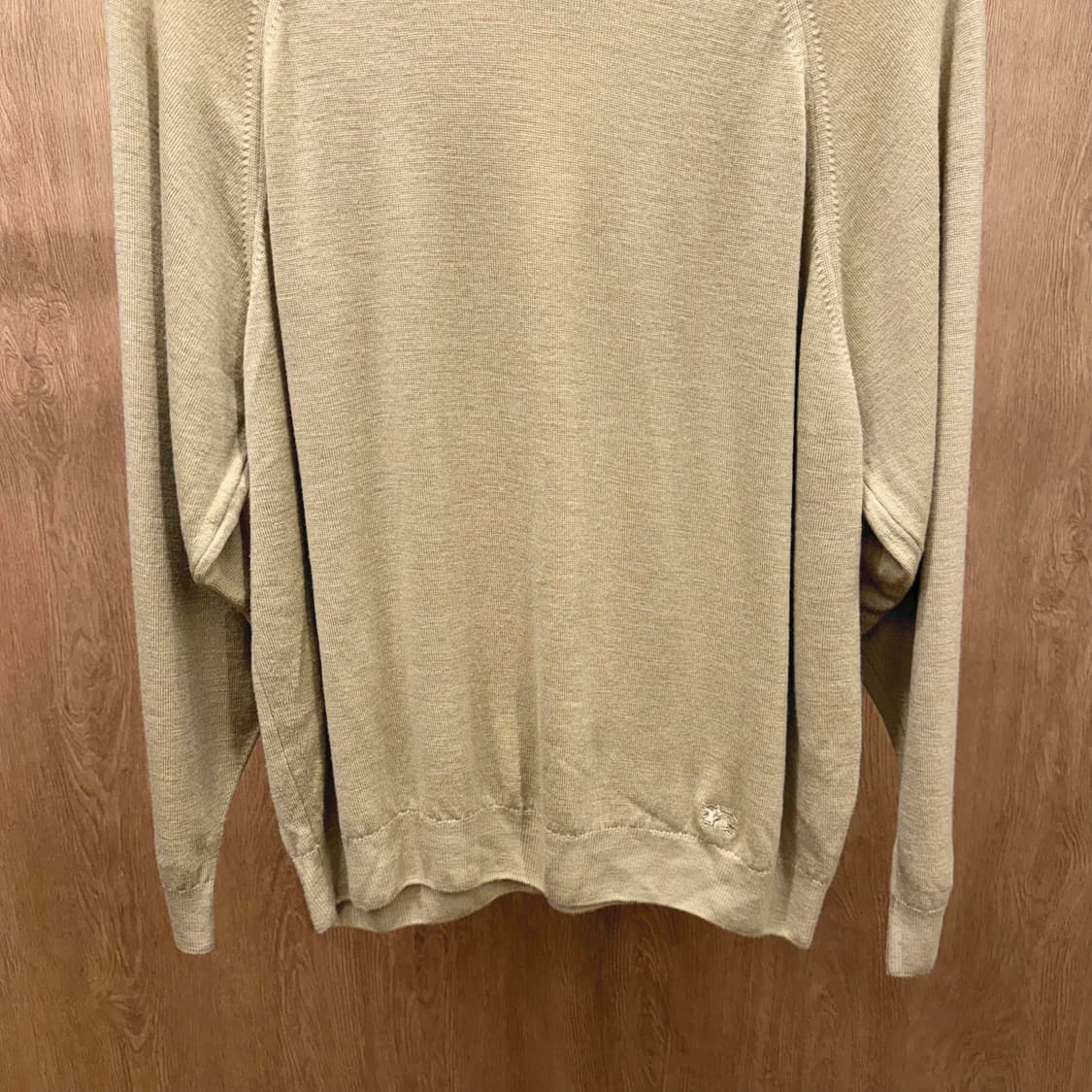 버버리 라운드넥 긴팔 니트 무지 로고 자수 디테일 레귤러핏 베이지 상품이미지5