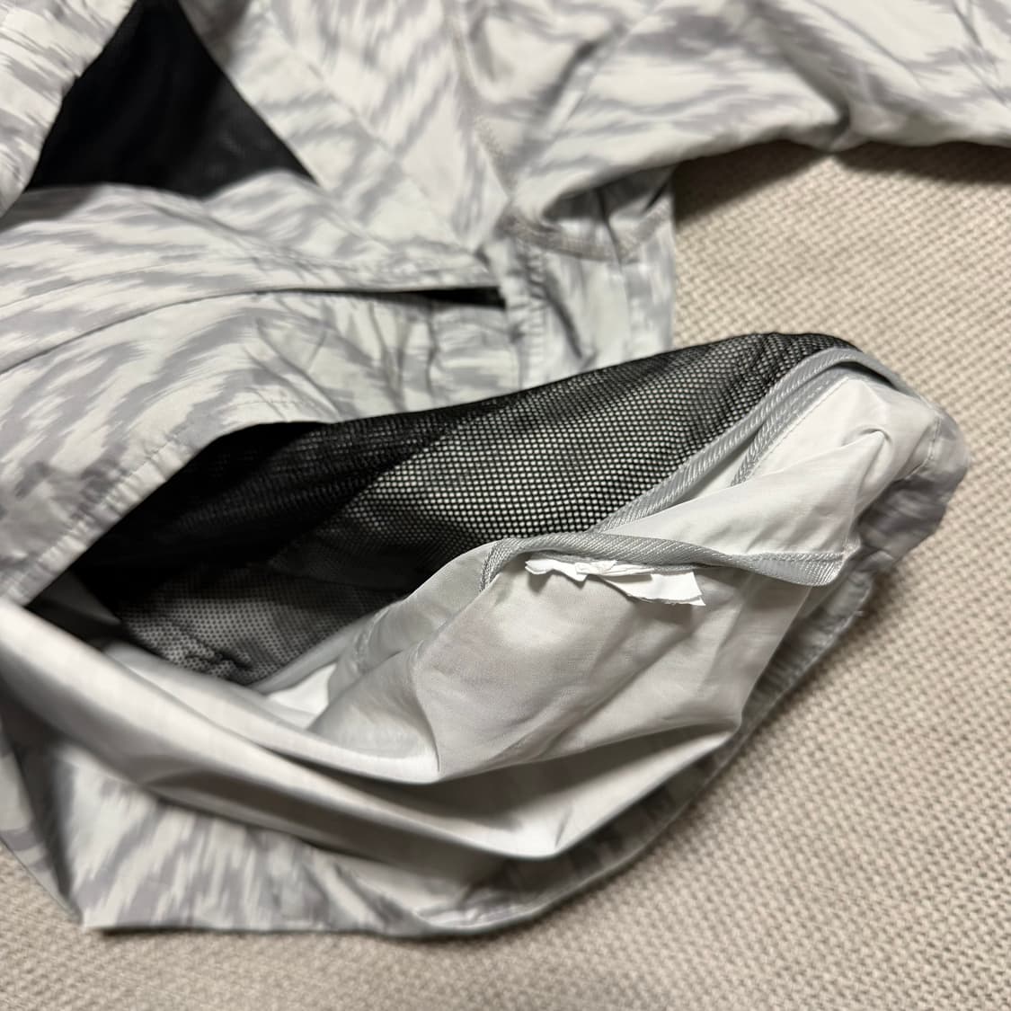 스파이더 화이트 패턴 후드 바람막이 상품이미지4