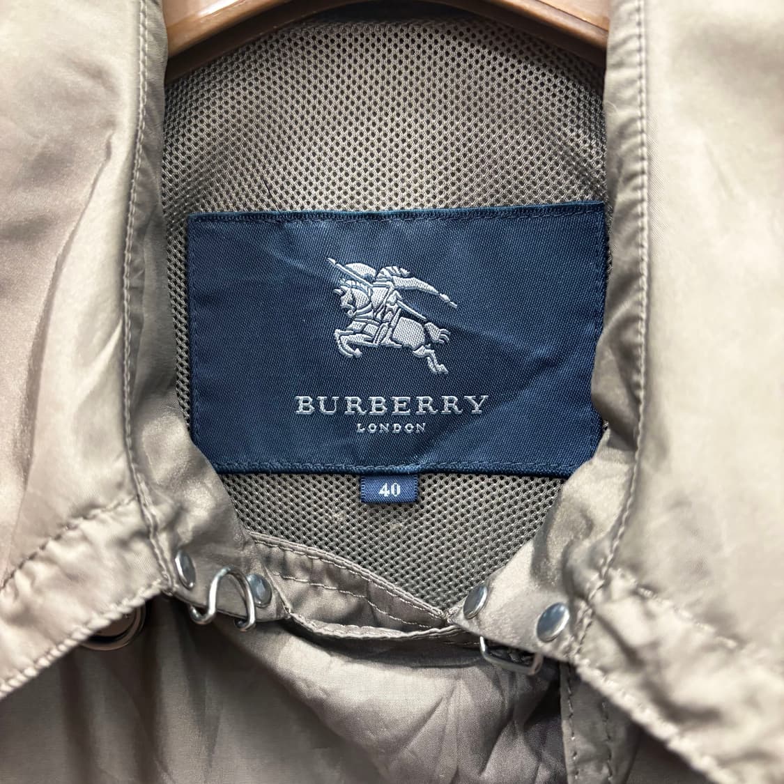 버버리 런던 더블 버튼 라이트 트렌치 코트 넥라인 스트랩 디테일 브라운 상품이미지7