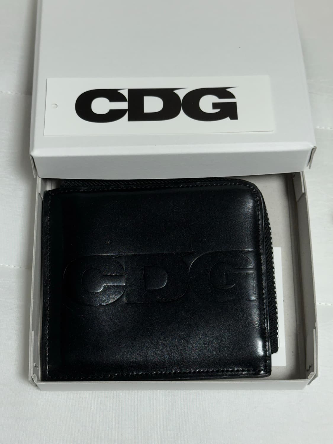 CDG 꼼데가르송 엠보 로고 지갑 상품이미지1