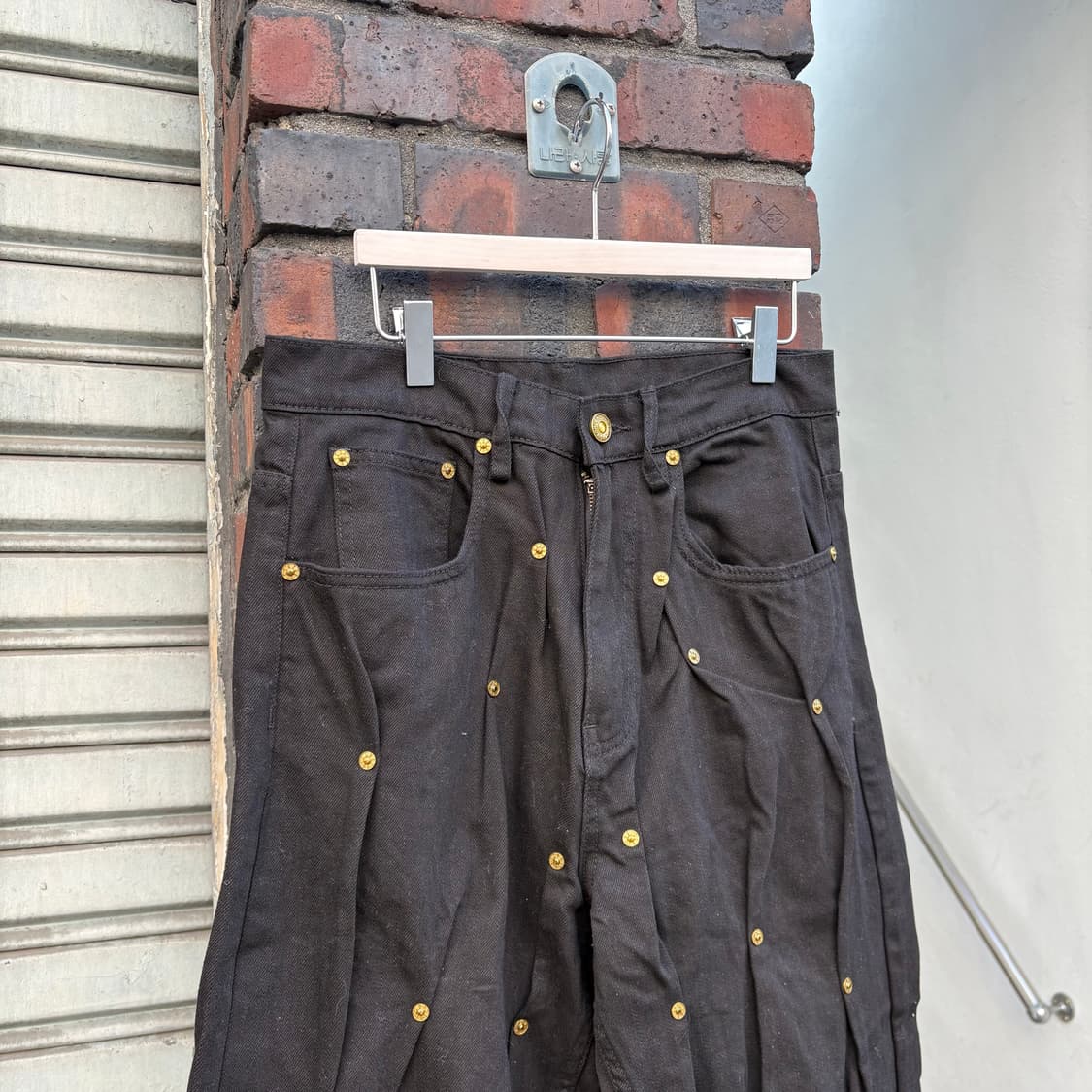 쿠시코크 블랙 멀티 리벳 데님 팬츠 상품이미지2