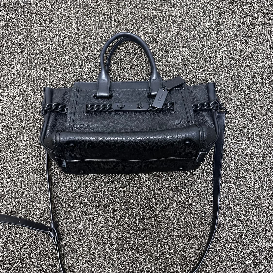 COACH 코치 스웨거 미듐 여성 크로스백 토트백 가방 블랙 상품이미지4