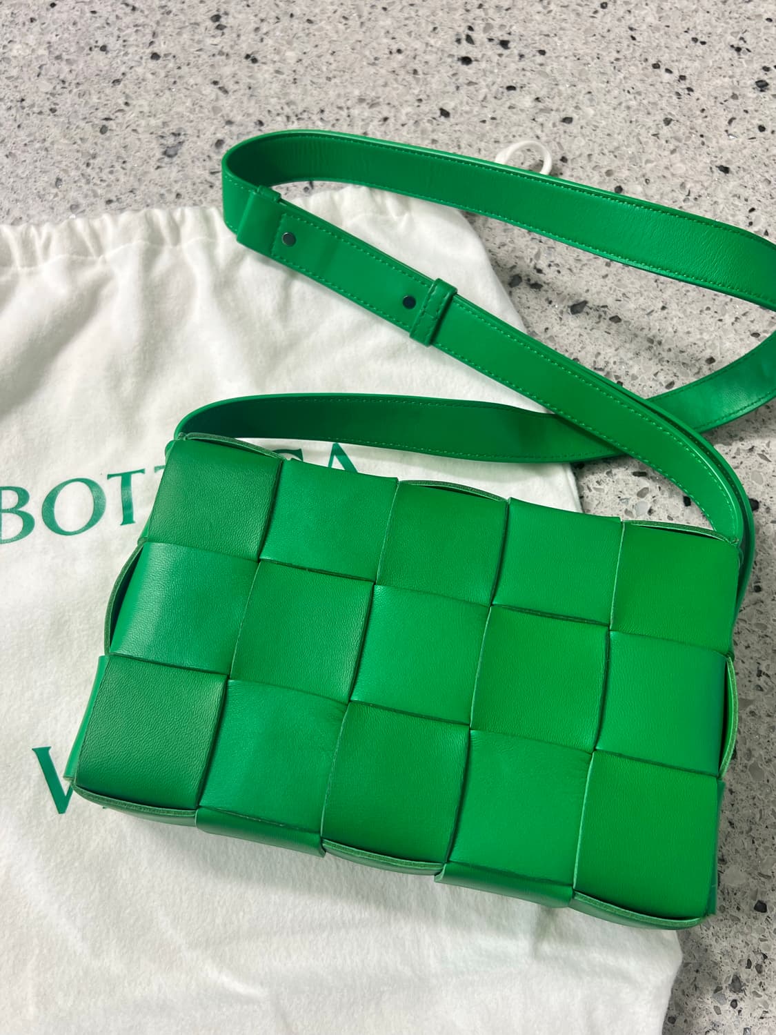 풀박 (10회미만착용) 보테가베네타 카세트백 그린 무광+사몰가 이너백 상품이미지8