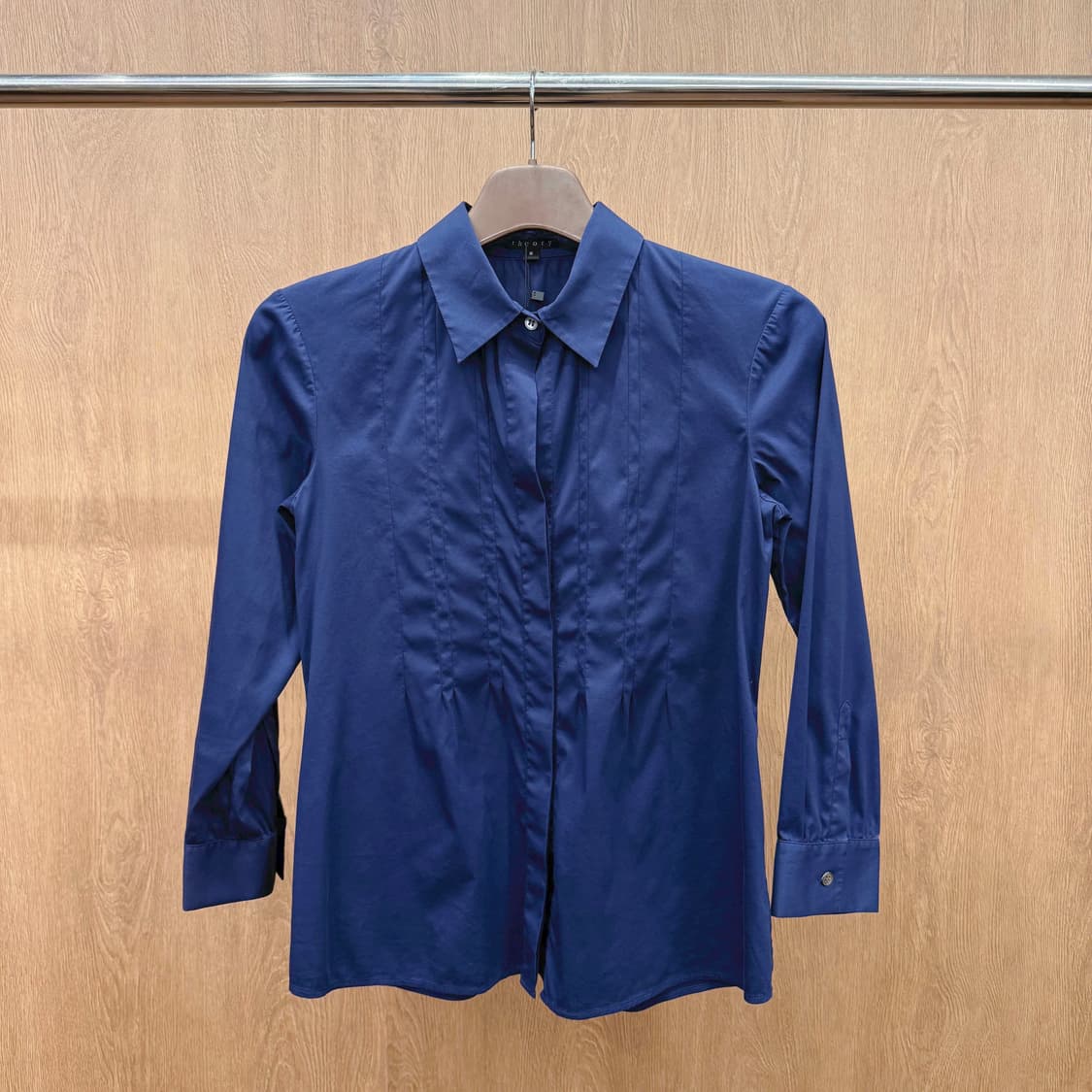 띠어리 긴팔 셔츠 전면 핀턱 디테일 블라우스 슬림핏 네이비 상품이미지2