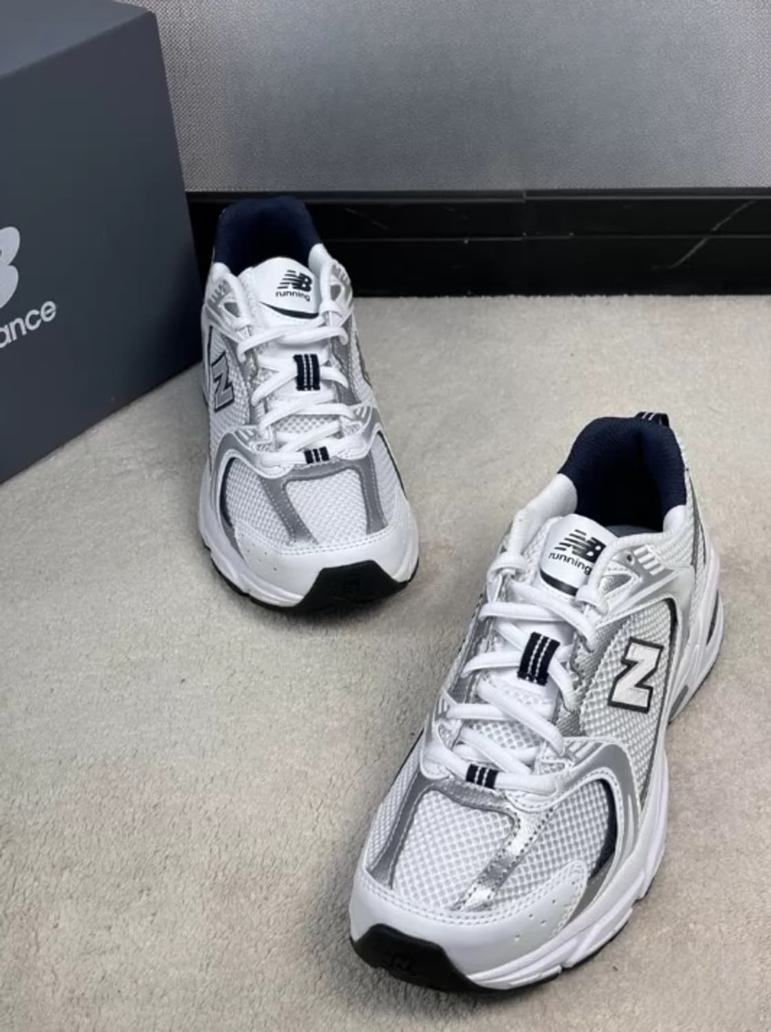 뉴발란스 정품 화이트/실버 운동화 풀박스 270mm 상품이미지2