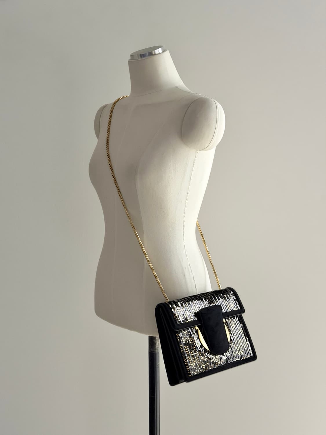 페라가모 스웨이드 시퀸 간치니 체인 크로스백 상품이미지3