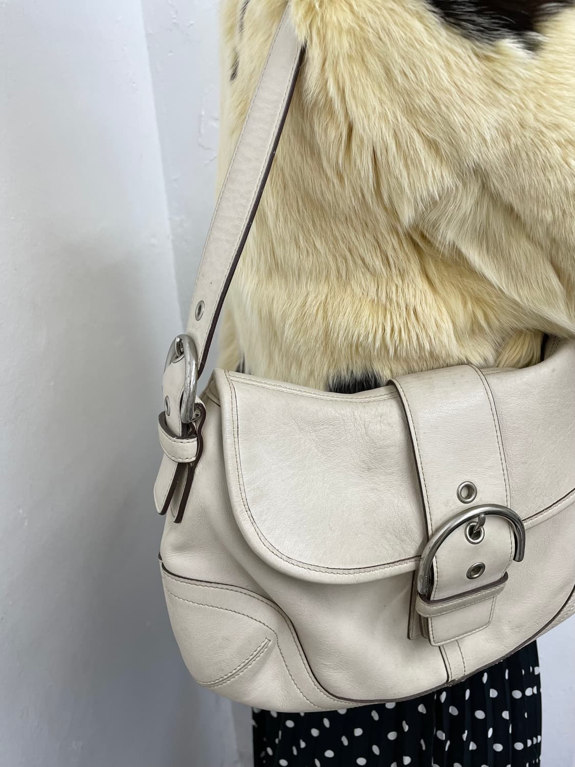 아이보리 코치 버클 숄더백 상품이미지3