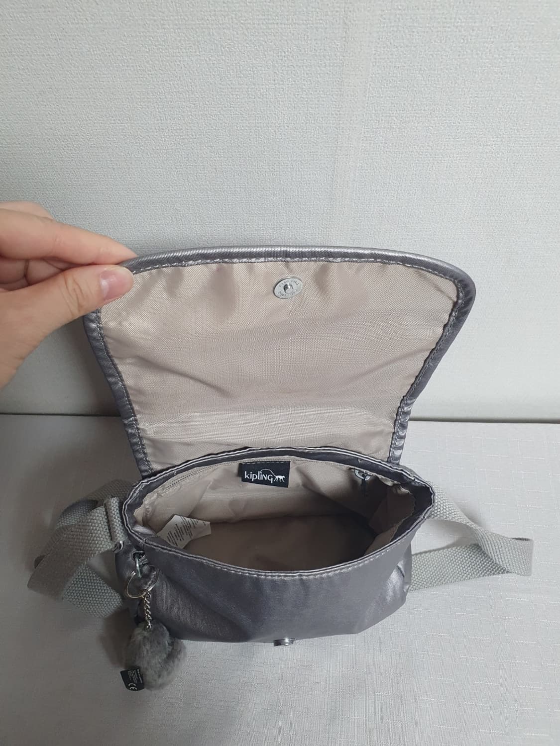 키플링 메탈릭 실버 미니 크로스백 상품이미지8