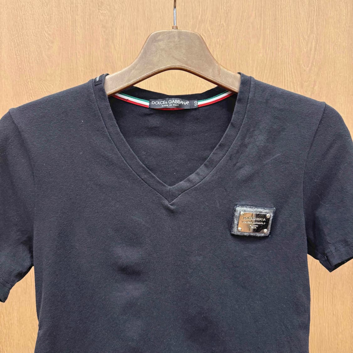 돌체앤가바나 브이넥 반팔 티셔츠 메탈 로고 패치 디테일 블랙 상품이미지4