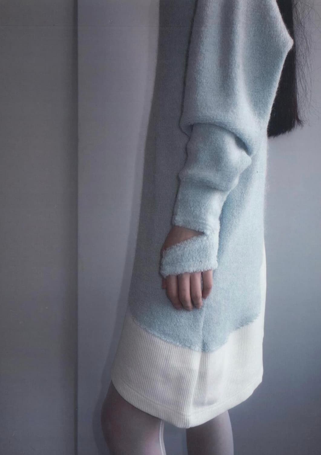 지초이 AW24 커브드 라글란 스웨터 다크 스카이 3 size 상품이미지6