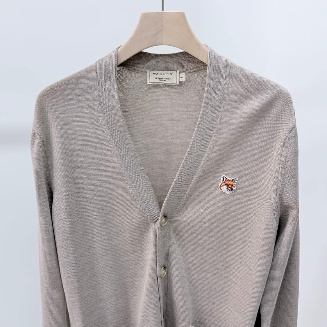 [S+급/S] 메종키츠네 폭스 패치 가디건 베이지 상품이미지3