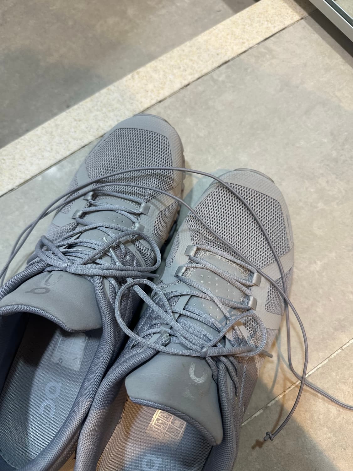 온러닝 클라우드 6 이클립스 295 사이즈 팔아요. 상품이미지5