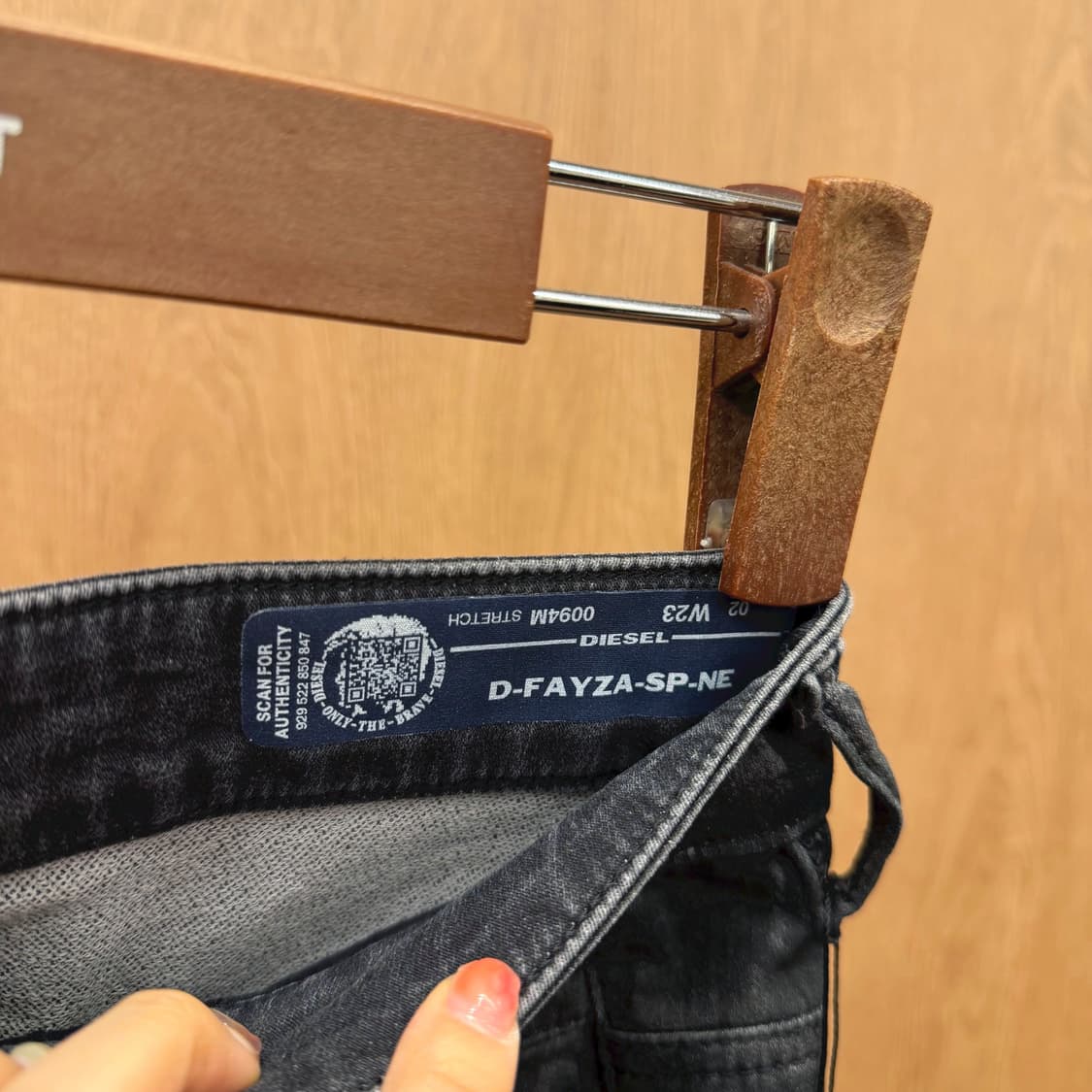디젤 데님 팬츠 스케일 패턴 백밴딩 로고 패치 백포켓 디테일 흑청 상품이미지8