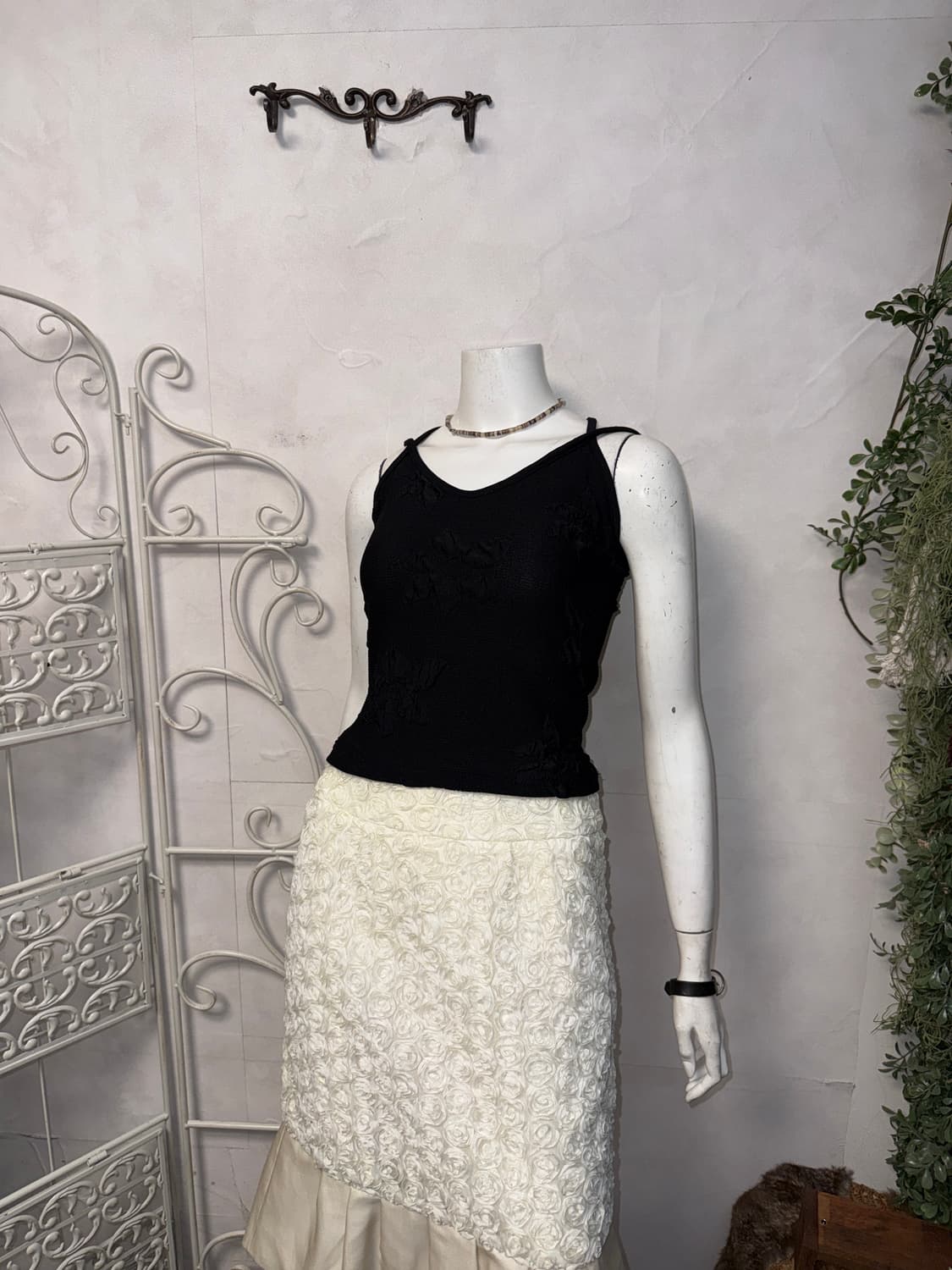 Black flower embossing crop sleeveless  상품이미지7