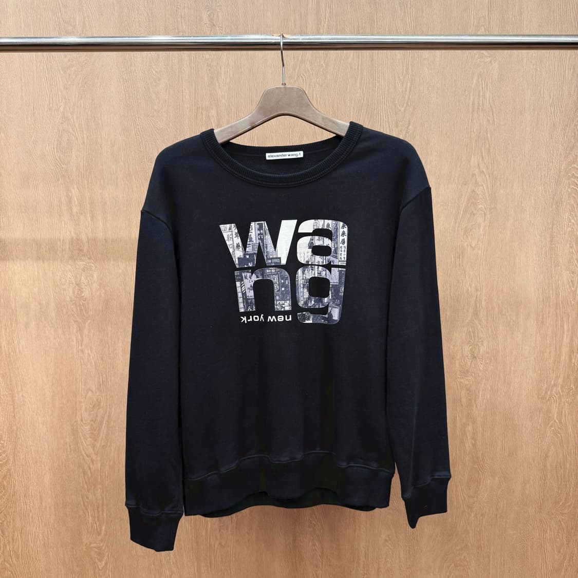 알렉산더왕 맨투맨 전면 빅 로고 그래픽 프린팅 디테일 블랙 상품이미지2