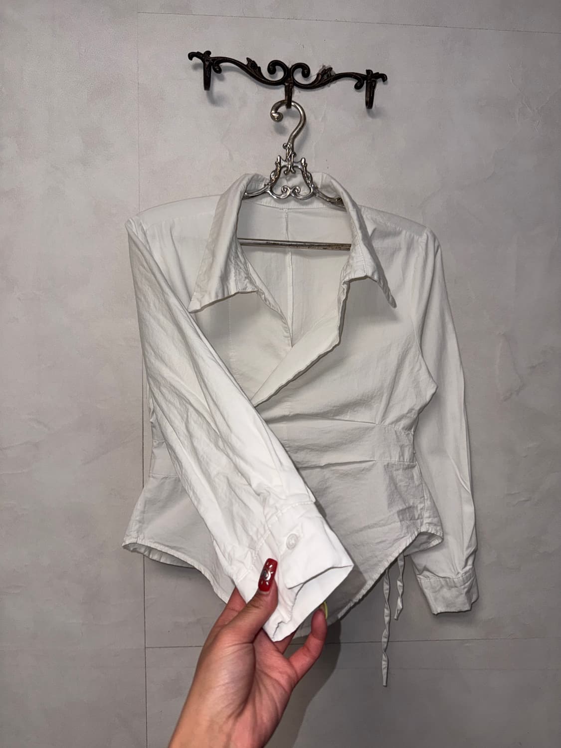 White pin tuck unbalanced wrap shirt 상품이미지3