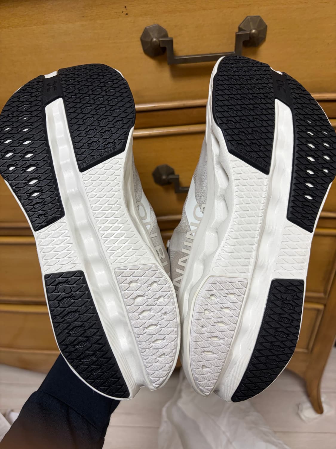 온러닝 클라우드서퍼 넥스트 260 / Fog Ivory / 미착용 상품이미지4