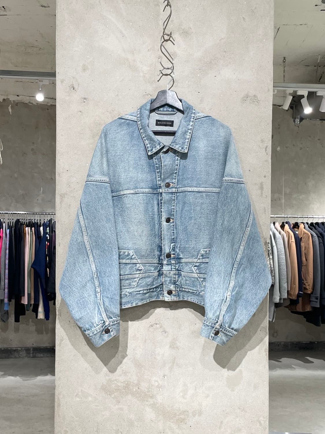발렌시아가 연청 업사이드 다운 데님 자켓 상품이미지1
