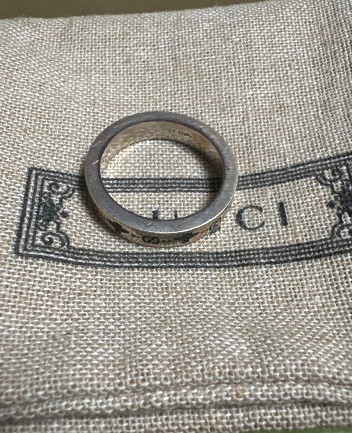 구찌 GG 비 인그레이빙 씬 링 실버 16호 상품이미지1