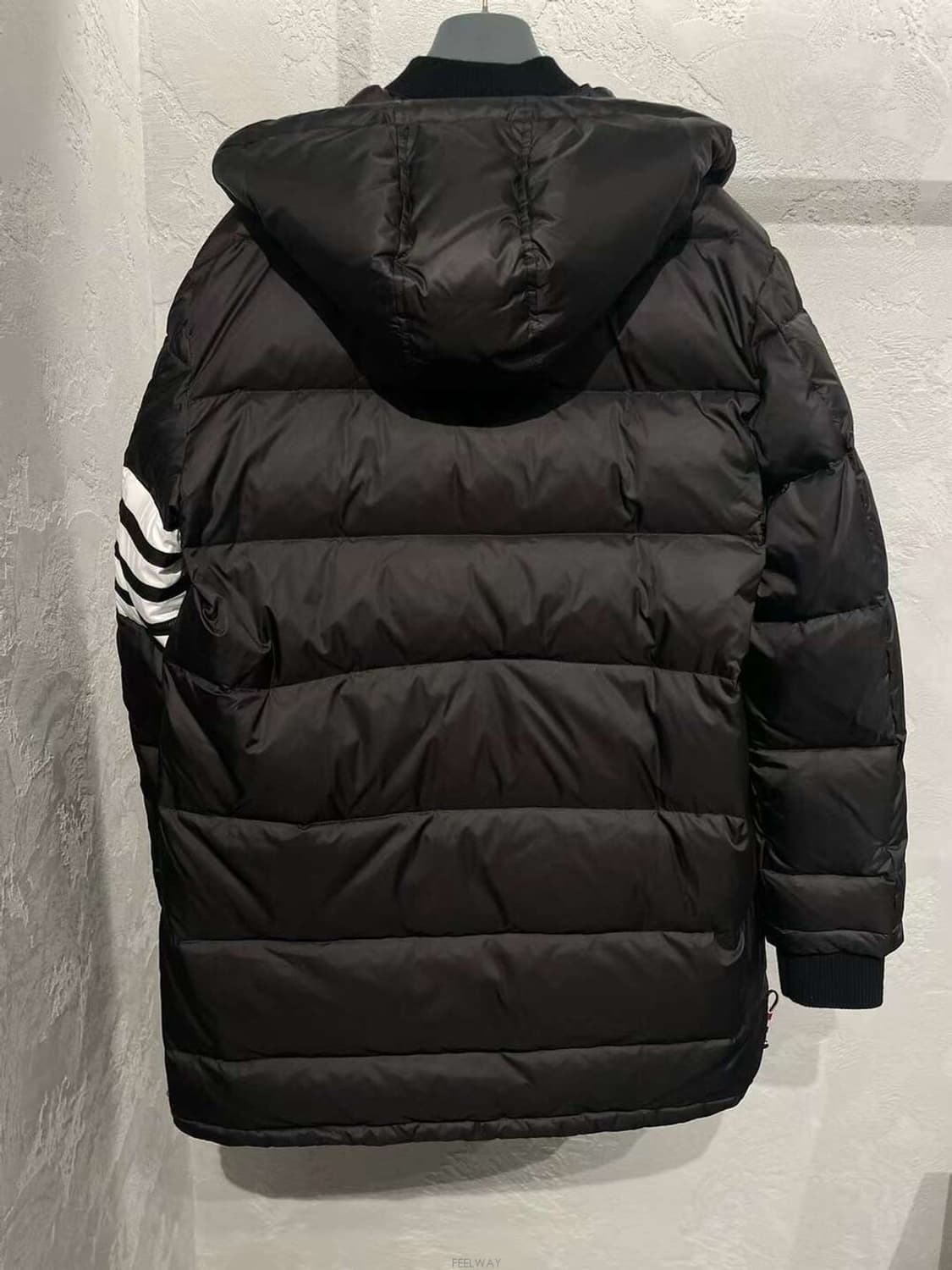 새상품급 톰브라운 블랙 다운 코트 새상품급 3사이즈 상품이미지3