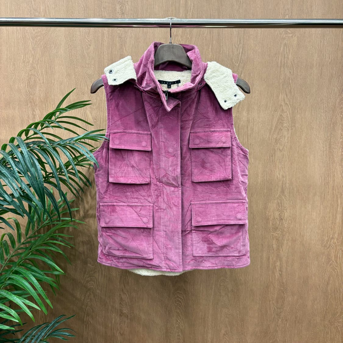 띠어리 후드 베스트 코듀로이 안감 쉐르파 라이닝 플랩 포켓 디테일 핑크 상품이미지1