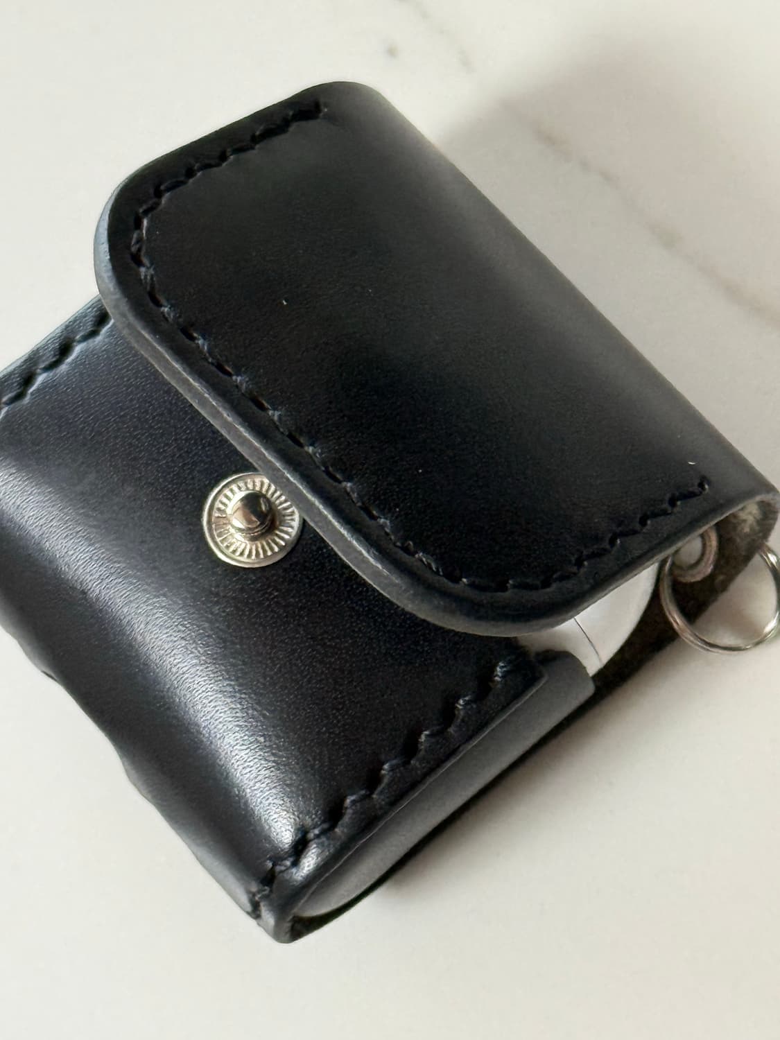 에어팟 4 천연소가죽 케이스 올블랙 (딤플 커스텀오더) 상품이미지4