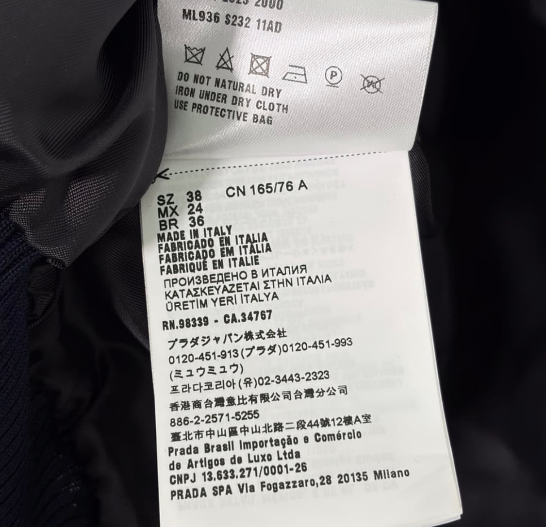 [38] 미우미우 24ss 여성 크롭 바타비아 봄버 바시티 자켓 네이비 상품이미지9