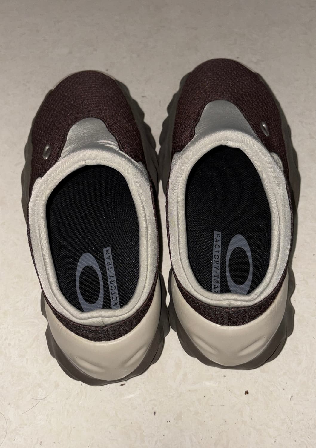 오클리 팩토리 팀 x 브래인 데드 오스트리치 찹 쏘우 뮬 마룬 애스프레소 상품이미지4