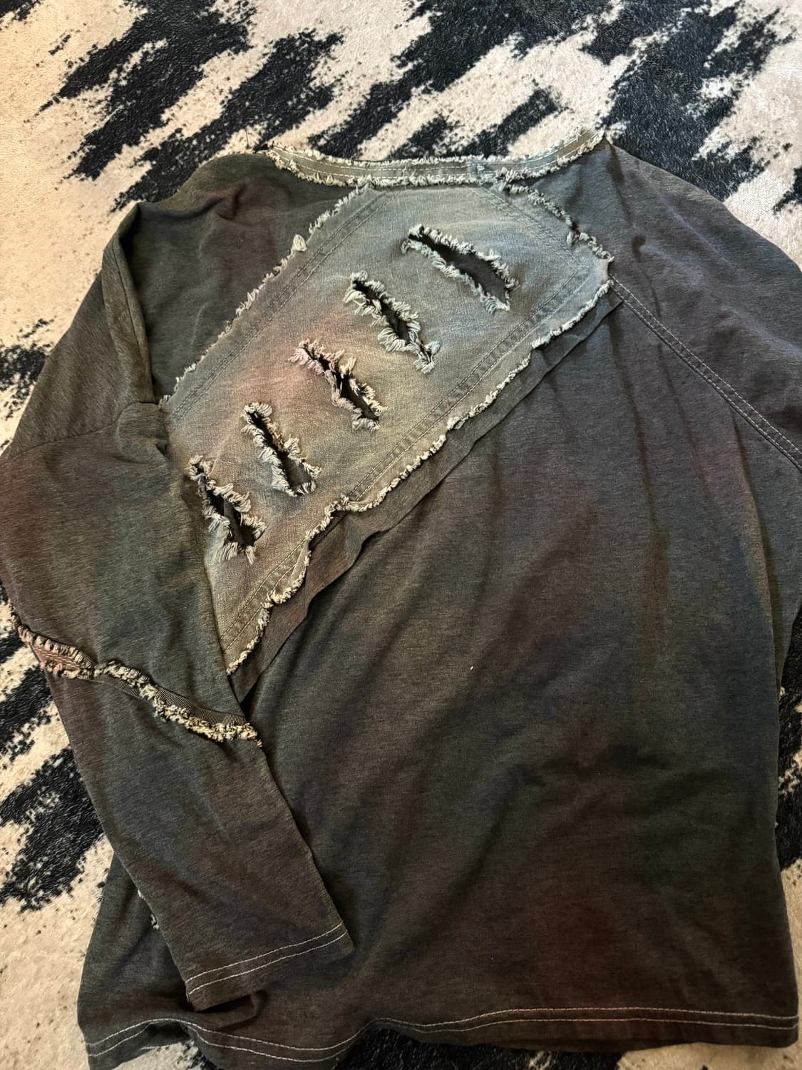 데님 컷 디테일 워싱 빈티지 슬리브 긴팔티셔츠 상품이미지3