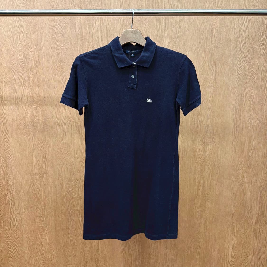 버버리 런던 미디 원피스 버튼 카라 반팔 로고 자수 디테일 무지 네이비 상품이미지2