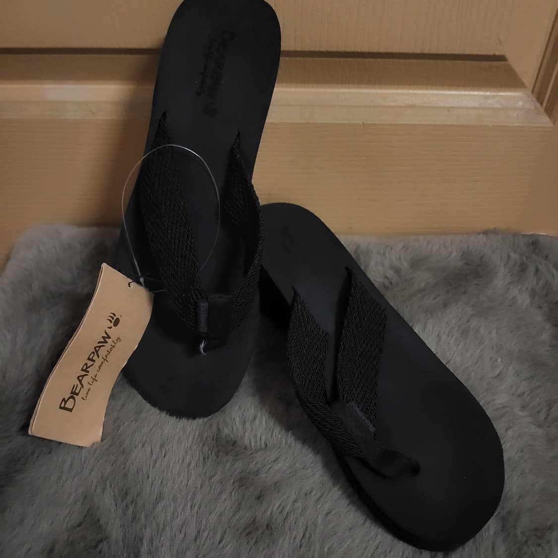 새상품 New 베어파우 BEARPAW 블랙 쪼리 웨지힐 샌들 230 상품이미지5