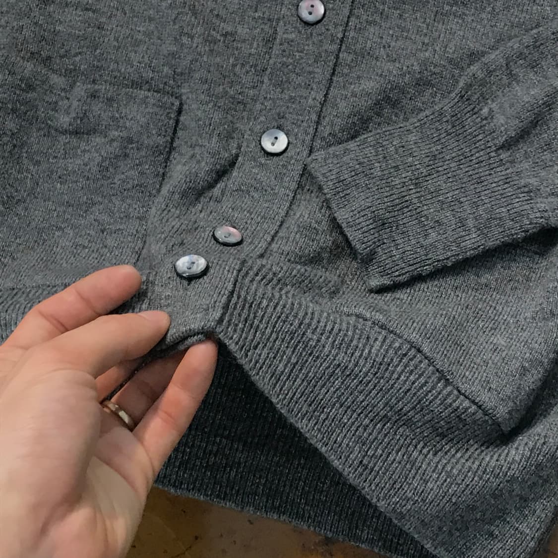 버버리 크레스트 자수 그레이 램스울 니트 가디건 남성 110 사이즈  상품이미지5