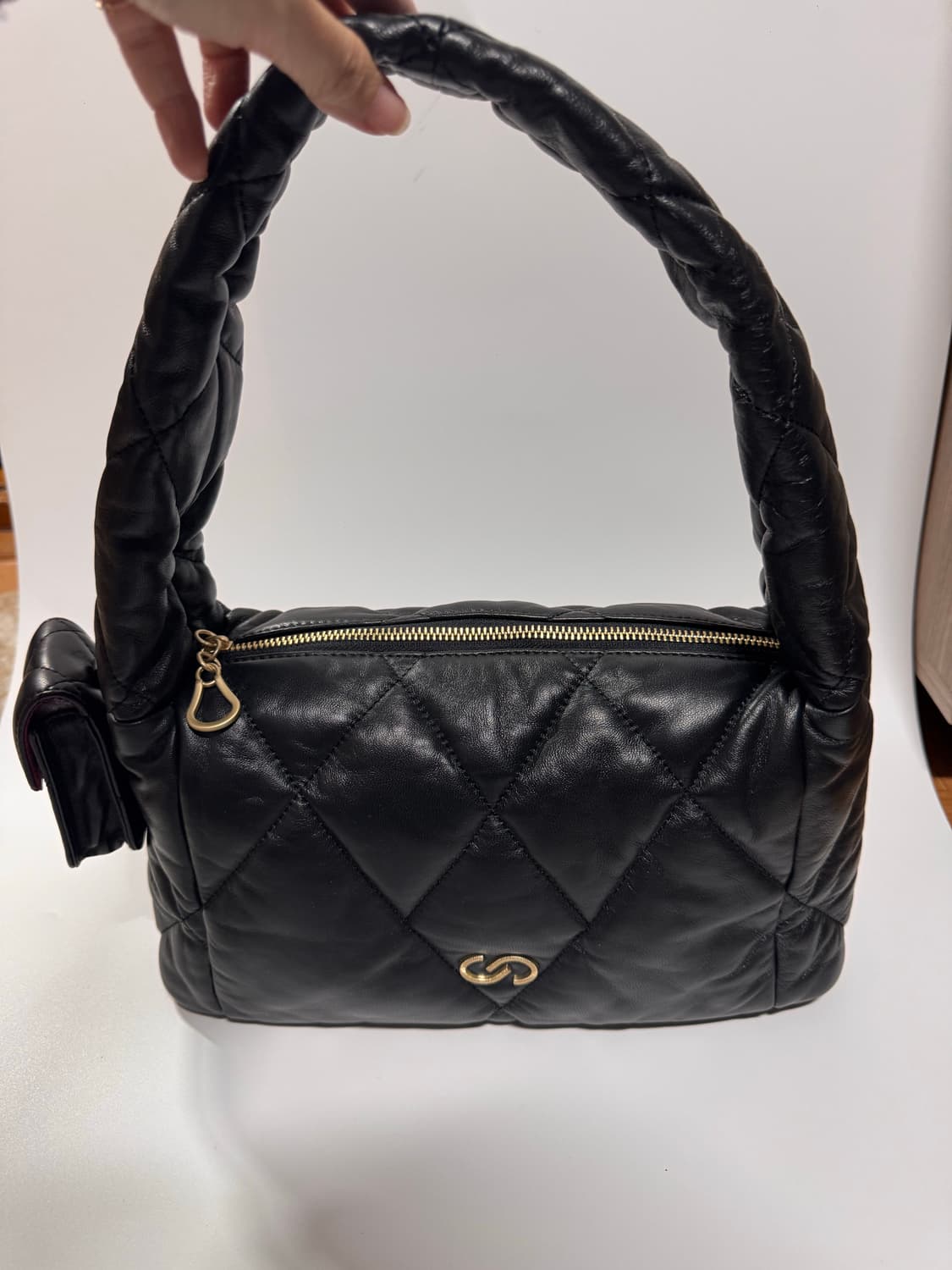 ST.JOHN 퀼팅 퍼프 호보백 블랙 상품이미지1