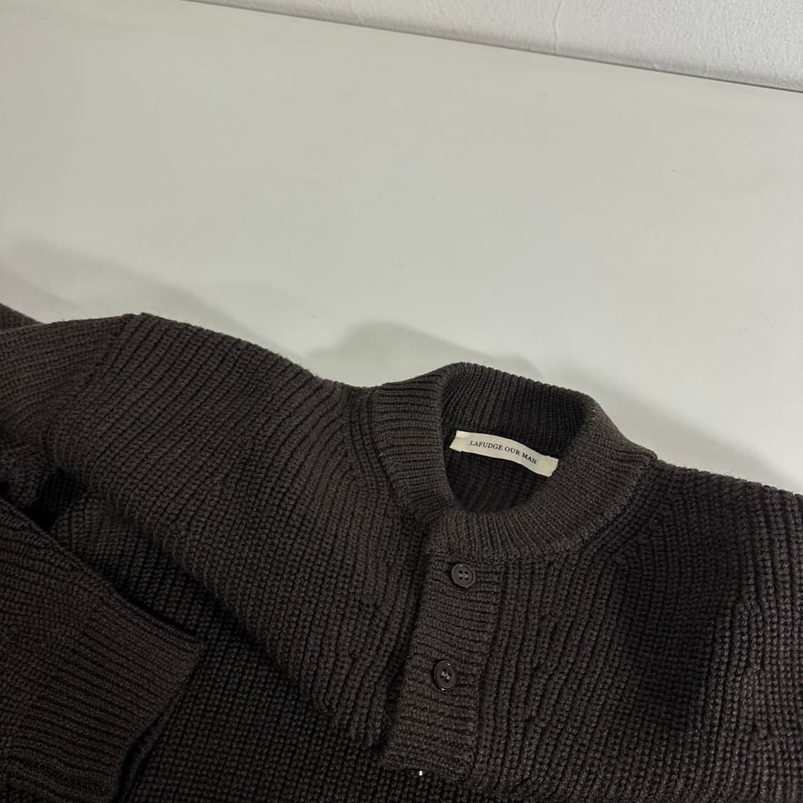 100 라퍼지스토어 다크브라운 헨리넥 니트 상품이미지1