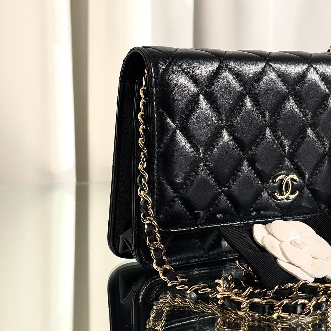 A+ / 샤넬 클래식 WOC 램스킨 골드 까멜리아 체인백 AP0250  상품이미지4