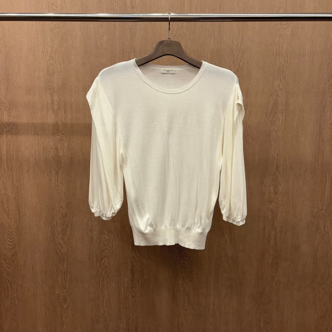 드리스 반 노튼 라운드넥 긴팔 니트 밑단 시보리 퍼프 디테일 아이보리 상품이미지2